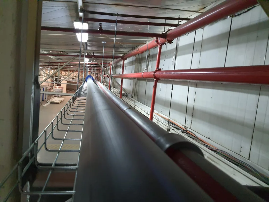 Corrida de tubería HDPE de agua sobre bandeja portacables — proyecto Prolain