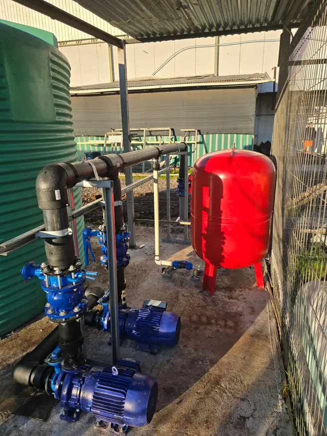 Booster de agua con estanque y tanque hidroneumático — proyecto Prolain