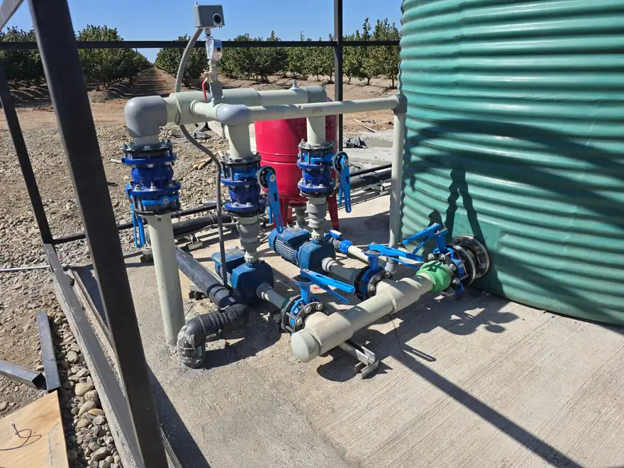 Skid de filtrado y riego junto a estanque de acumulación — proyecto Prolain