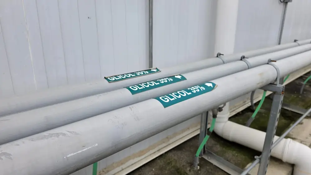 Líneas de glicol 35% rotuladas sobre soportación a la intemperie — proyecto Prolain