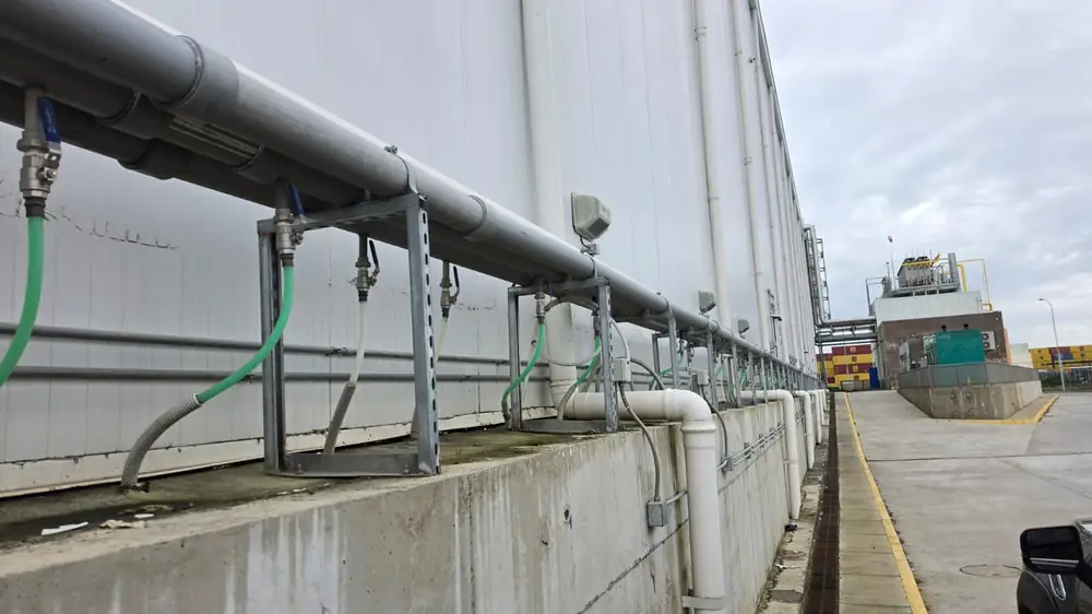 Tramo largo de red de glicol sobre soportes galvanizados — proyecto Prolain
