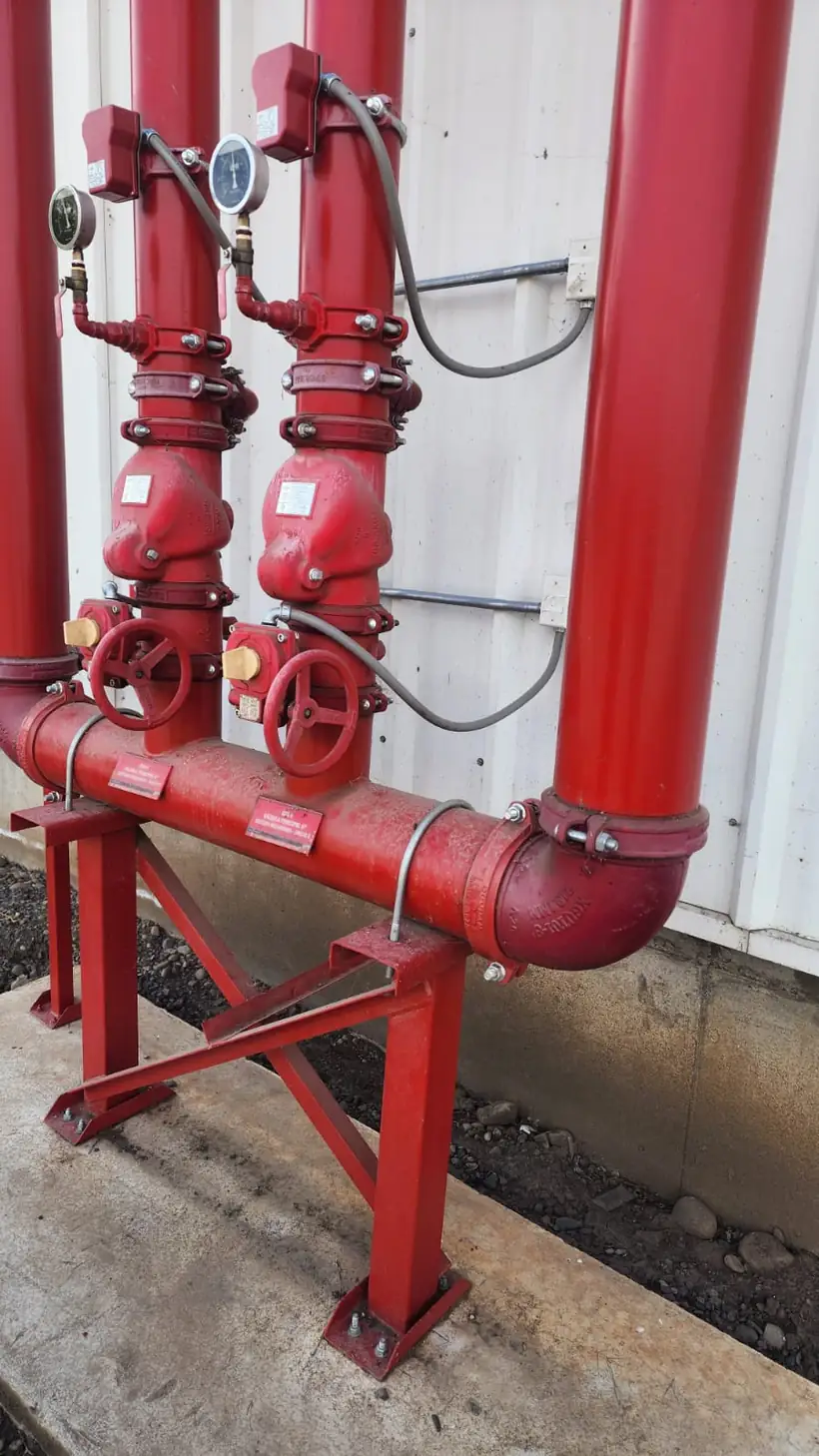 Montantes de red de incendio con válvulas monitoreadas y manómetros — proyecto Prolain