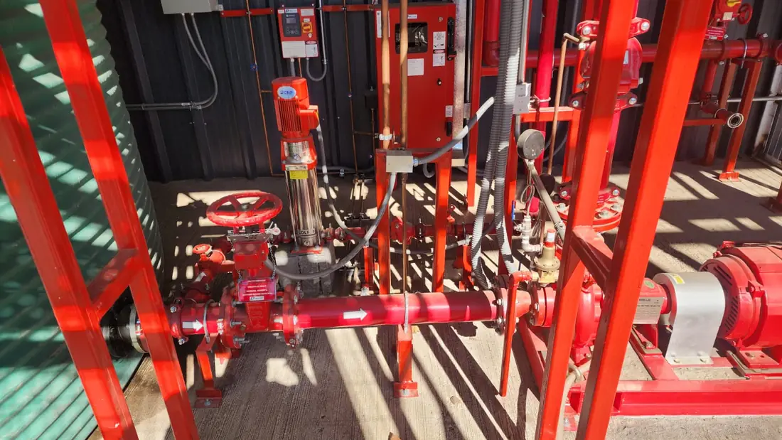Sala de bombas de red de incendio con bomba jockey, bomba principal y colector — proyecto Prolain