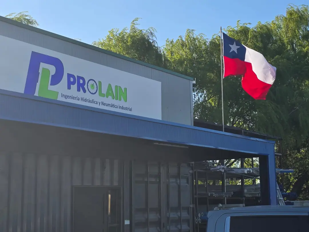 Bodega de Prolain con su letrero y la bandera de Chile