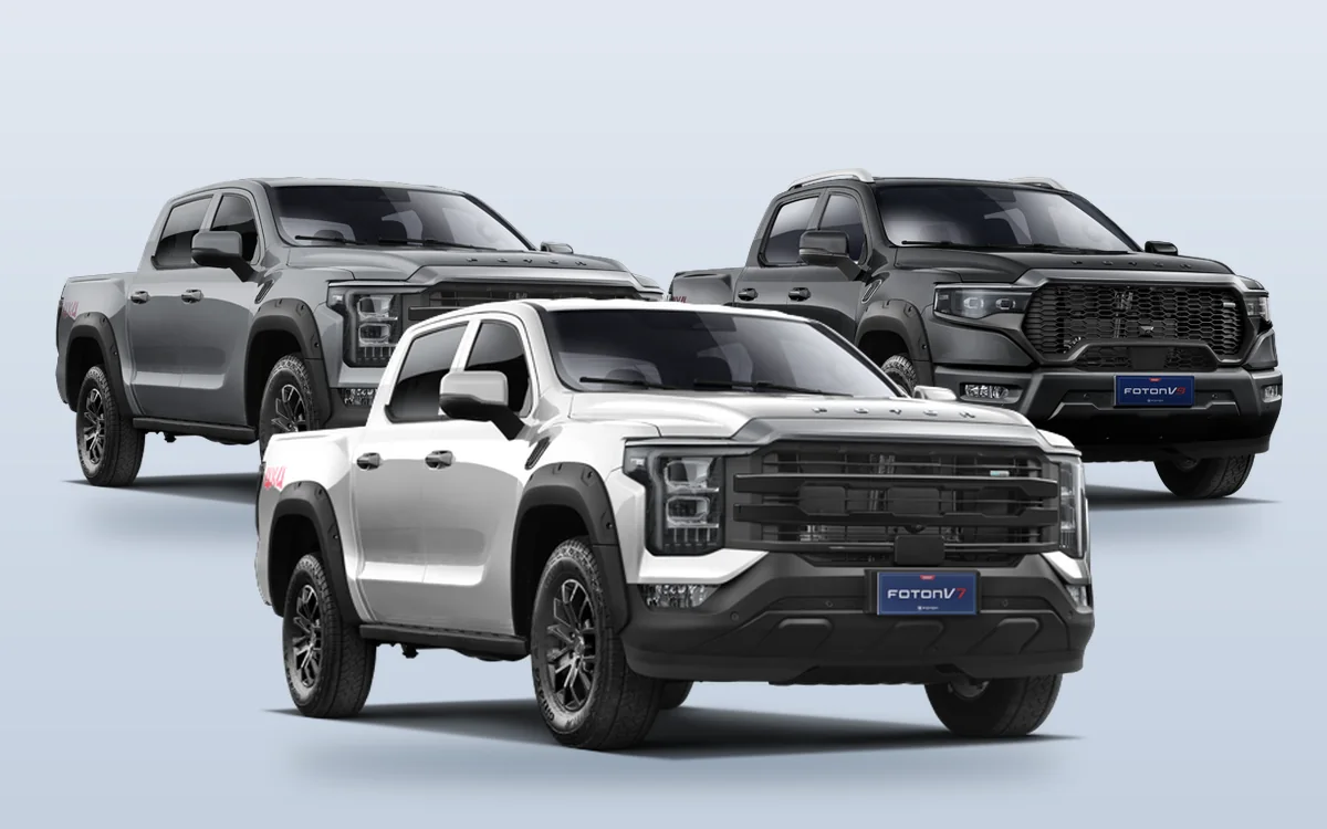 Flota de Prolain Rental: Foton V7 blanca y gris y Foton V9 negra (imágenes referenciales)