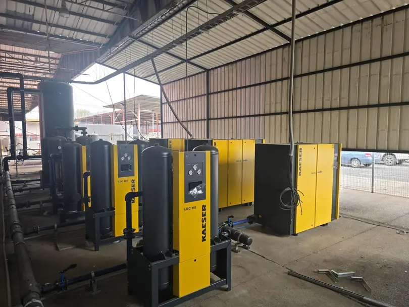 Sala de compresores y secadores Kaeser interconectados con matriz de aire — proyecto Prolain