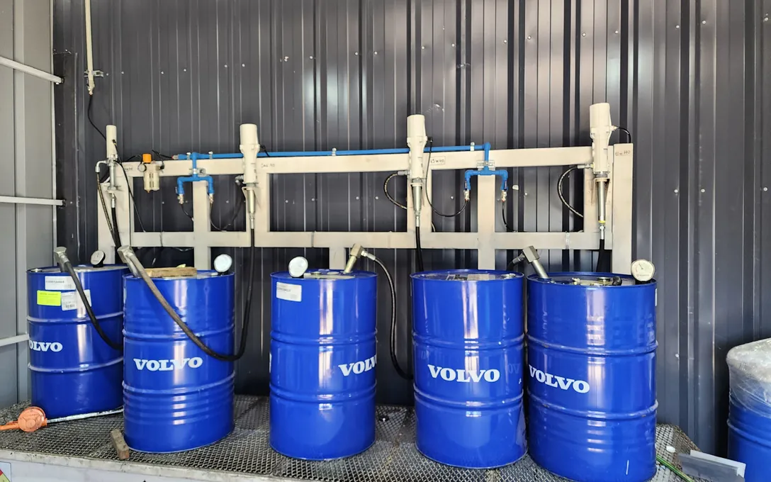 Estación de lubricación con tambores Volvo y bombas neumáticas — proyecto Prolain